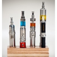 Dampfständer - Slim DaddyLieferumfang: 1x Ständer Slim DaddyZwischen 4 - 6 Akkuträger passen hier perfekt, wahlweise auch zwei Liquids (10ml) oder zwei Verdampfer, sowie zwei Spinner ( oder eGos ) finden hier ihren geeigneten Platz. Ein dekoratives Schmuckstück für Ihre Wohnräume. Die Musterung des Holzes tritt durch die spezielle Bearbeitung (Handschliff) und durch das Anschrägen der Kanten in den Vordergrund..4476Smoke-Shop.ch19,20 CHFsmoke-shop.ch19,20 CHF