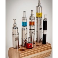 Dampfständer - Slim DaddyLieferumfang: 1x Ständer Slim DaddyZwischen 4 - 6 Akkuträger passen hier perfekt, wahlweise auch zwei Liquids (10ml) oder zwei Verdampfer, sowie zwei Spinner ( oder eGos ) finden hier ihren geeigneten Platz. Ein dekoratives Schmuckstück für Ihre Wohnräume. Die Musterung des Holzes tritt durch die spezielle Bearbeitung (Handschliff) und durch das Anschrägen der Kanten in den Vordergrund..4476Smoke-Shop.ch19,20 CHFsmoke-shop.ch19,20 CHF