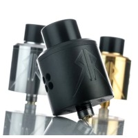 GrimmGreen Recoil Rebel RDA 24mm (Selbstwickelverdampfer)Lieferumfang: 1x Grimm Green Recoil Rebel RDA 24mm24mm Deck / 25mm mit DripTipMaterial:304Edelstahl, gold/schwarz PVD beschichtetBesteht aus einem 2 Post Deck Design mit 2.5mm Postholes,je 4 löcher seitlich à 3mm einstellbarer Airflow,Vergoldete Messing Flachkopfschrauben,PEEK Isolator5231grimmgreen43,40 CHFsmoke-shop.ch43,40 CHF