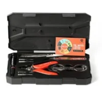 Wickelhilfe Mini Set V2 von Coil Master DIY Kit Mini v2Coil Master DIY Kit Mini V2 is the simplest version of DIY Kit. The DIY Kit Mini V2 Case is made from ABS materialLieferumfang:&nbsp; 1 x Ceramic Tweezers1 x Diagonal Stainless Tweezers1&nbsp;x Mini Diagonal Pliers1 x Stainless steel Folding Scissors1 x Multifunction screwdriver body4 x Screwdriver winding rods (2.0/2.5/3.0/3.5)5894Coil Master32,00&nbsp;CHFsmoke-shop.ch32,00&nbsp;CHF