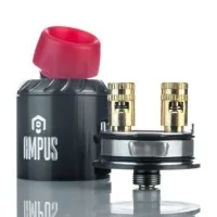 Screwless Two Post 25mm RDA Ampus (Selbstwickelverdampfer)Der Screwless Two Post 25mm RDA von Ampus überzeugt durch sein innovatives schraubenloses Deck und eine besonders einfache Handhabung. Mit einem Durchmesser von 25 mm sowie einer tiefen Liquidwanne von 5 mm bietet dieser Tröpfelverdampfer ausreichend Platz für komfortables Wickeln und eine hervorragende Liquidaufnahme.Dank des praktischen Two-Post-Decks lassen sich Coils schnell und unkompliziert montieren – ganz ohne Schraubenzieher. Das screwless System ermöglicht eine einfache Befestigung der Coils und sorgt für eine benutzerfreundliche Nutzung, ideal für Anfänger und erfahrene Dampfer gleichermaßen.Der hitzebeständige RDA punktet zudem mit einer robusten Verarbeitung und sorgt für ein intensives Geschmacks- und Dampferlebnis.Highlights:Innovatives schraubenloses DeckKein Schraubenzieher zur Coil-Befestigung notwendig25 mm Durchmesser5 mm tiefe LiquidwanneEinfaches Two-Post-SystemHitzebeständige VerarbeitungIntensiver Geschmack und starke DampfentwicklungLieferumfang:1x Screwless Two Post 25mm RDA – Ampus6480Pulsei Tech14,40&nbsp;CHFsmoke-shop.ch14,40&nbsp;CHF