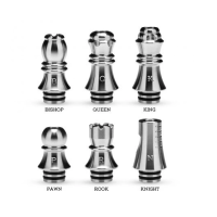 Kizoku Chess 510 Drip Tip - Schwarz / EdelstahlLieferumfang: 1x Kizoku Chess 510 Drip Tip Series Schwarz / Edelstahl vers. AusführungenKIZOKU Chess 510s sind Edelstahl-Tropfspitzen ausschließlich für MTL- und Niedrigtemperatur-Zerstäuber. Es gibt sie in vier verschiedenen, von Schachfiguren inspirierten Designs, die am besten auf Tanks und Klarsichtzerstäubern der alten Schule wie dem Nautilus Mini aussehen. Diese Spitzen haben eine schmale Bohrung, die ideal für einen verbesserten Halsschlag von Nic SaltLieferumfang: 1 Stück (Auswählbar)8779Kizoku2,00 CHFsmoke-shop.ch2,00 CHF