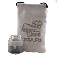 Vaperz Cloud Asgard 30 MM RDA - Neue Farben- SelbstwickelverdampferDie Asgard RDA von Vaperz Cloud ist eine halbsteherlose 30 mm RDA mit einem oberen Luftstrom und einer riesigen Saftwanne, die vier einzelne Pfostenlöcher für eine einfache Installation der Spule mit einem schnell lösbaren Quetschstift aufweist. Diese RDA verfügt über 54 Luftstromlöcher, die einen effizienten Luftstrom in das Kammersystem ermöglichen, wodurch der gesamte Geschmack aus dem Saft verdrängt wird und ein wirklich einzigartiges und hochwertiges Vaping-Erlebnis entsteht. 30 mm mit 33 mm Schönheitsring24k vergoldeter positiver Stift und PfostenSchnellverschlussstift mit Ersatzschrauben, die in das Deck eingesetzt sindHalbsäulenloses DeckVier 2,5 mm x 3 mm PfostenlöcherUltem-KühlkörperUltem-Luftstrom-DiffusorUltem-Kammer-ReduziererVerriegelung der oberen Kappe und des SchienensystemsTallboy-Tipp und Shorty-TippErsatzschrauben und O-Ringe8971Vaperz Cloud78,90 CHFsmoke-shop.ch78,90 CHF