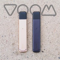 Voom Pod - Akku Batterie (ohne Pods) 320 mAh + USB LadekabelLieferumfang: 1x Batterie1x USB LadekabelVon Voom Labs kommt das schlanke und elegante Voom Pod System. Dieses Gerät wurde mit Blick auf die Einfachheit für den Benutzer entwickelt, um das Vapen unterwegs einfacher denn je zu machen.Dieses ultramobile Gerät verfügt über einen beeindruckenden 320mah Akku, der in nur 45 Minuten aufgeladen werden kann. Eine Ladung reicht für schätzungsweise 3 Tage normalen Gebrauchs.Das Aufladen erfolgt über Ihren Computer oder das Stromnetz mit dem mitgelieferten USB-Kabel.Es ist einfach das beste Pod-Vaping-System, das derzeit auf dem Markt erhältlich ist.Wählen Sie zwischen 2 klassischen Farben, Schwarz oder Gold.- Dicke: 0,72 cm- Gewicht: 16g- 320mah (Gerätebatterie)8965VOOM15,90 CHFsmoke-shop.ch15,90 CHF