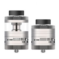 Aromamizer RAGNAR RDTA 18 ml von Steam Crave - SilberLieferumfang1x Steamcrave Aromamizer Ragnar RDTA1x Steamcrave Postless Deck1x Kaminreduzierung1x 18ml Glas1x Ersatzteil1x BedienungsanleitungSteamcrave bringt mit dem Ragnar RDTA den nächsten Riesen auf den Markt. Der Verdampfer hat einen Durchmesser von sagenhaften 35mm und passt damit perfekt auf den hauseigenen Hadron oder PMW Mod. Der Ragnar RDTA hat ein Fassungsvermögen von unglaublichen 18ml und bietet, wie von Steamcrave gewohnt, eine Menge Platz zum Wickeln. Man kann bei dem großzügig gestalteten Deck auch dicke Drähte oder Spezielwicklungen verwenden. Zudem ist der Verdampfer auf einen offenen Zug ausgelegt, was auch von dem 22mm Driptip im Honeycomb Design unterstrichen wird. Damit man auch problemlos das Mesh-Deck (nicht im Lieferumfang enthalten) nutzen kann, liegt ein Adapter bei, der die Kammer dementsprechend verkleinert. Somit hat man auch bei den diversen Verfügbaren Decks freie Auswahl. Somit ist der Steamcrave Aromamizer Ragnar RDTA ein vielseitig einsetzbarer und sehr hochwertig verarbeiteter Verdampfer, der insbesondere auf großen Akkuträgern optisch neue Maßstäbe setzt. Technische DatenMaße: 56,9mm x 35,0mmDrip Tip: 22mm Resin Drip TipDeck: Postless DeckZugverhalten: offenes DTLFüllvolumen: 18mlBefüllung: Topfill-SystemAirflow:  Stufenlos regulierbar 9409steam Crave62,00 CHFsmoke-shop.ch62,00 CHF