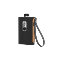 KIT CLOUDFLASK POD 2000MAH 5.5ML ASPIRE mit LederhülleLieferumfang Cloudflask Kit:1 x Cloudflask Akkuträger 1 x Ledertülle 1 x Cartridge2 x Verdampferkopf1 x O-Ring Set1 x Micro-USB Kabel Mit dem Cloudflask Kit bringt Aspire seine neueste E-Zigarette auf den Markt, die als Pod-System funktioniert.Durch den fest verbauten 2000mAh Akku wird das Kit betrieben und mit einem USB-Kabel Typ-C wieder zügig und effizient geladen. Ein LED-Licht übermittelt zuverlässig wann es Zeit wird einen neuen Ladezyklus zu starten.Die maximale Leistungsausgabe liegt bei netten 50 Watt, dabei wird im ungeregelten Bypass-Mode gearbeitet. Für einen sorgenfreien Gebrauch sind alle gängigen Schutzschaltunen inklusive.Die 5.5ml Cartridge kann benutzerfreundlich von unten mit Liquid versorgt werden. Der Pod wird mit austauschbaren Verdampferköpfen verwendet. Diese 0.25 Ohm Coils  liefern einen ausgezeichneten Geschmack und müssen statt geschraubt lediglich nur gesteckt werden, so dass auch der Coil-Wechsel in Windeseile erledigt werden kann.Die hohe Wertigkeit ist nicht zu übersehen, genau wie das das gelungene elegante Design.  Die Lederhülle wertet das Cloudflask Kit optisch noch einmal auf, zudem schützt es das Gerät vor unschönen  Kratzern, Fingerabdrücken und Schmutz. Die Taschen gibt es in unterschiedlichen Farben, der Cloudflask (92mm x 54mm x 25mm) selber ist im edlem Silber gehalten.9446Aspire20,90 CHFsmoke-shop.ch20,90 CHF