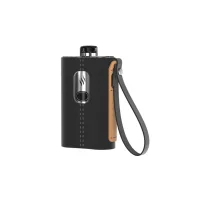 KIT CLOUDFLASK POD 2000MAH 5.5ML ASPIRE mit LederhülleLieferumfang Cloudflask Kit:1 x Cloudflask Akkuträger&nbsp;1 x Ledertülle&nbsp;1 x Cartridge2 x Verdampferkopf1 x O-Ring Set1 x Micro-USB Kabel&nbsp;Mit dem&nbsp;Cloudflask Kit&nbsp;bringt&nbsp;Aspire&nbsp;seine neueste&nbsp;E-Zigarette&nbsp;auf den Markt, die als&nbsp;Pod-System&nbsp;funktioniert.Durch den&nbsp;fest verbauten 2000mAh Akku&nbsp;wird das&nbsp;Kit&nbsp;betrieben und mit einem&nbsp;USB-Kabel Typ-C&nbsp;wieder zügig und effizient geladen. Ein&nbsp;LED-Licht&nbsp;übermittelt zuverlässig wann es Zeit wird einen neuen Ladezyklus zu starten.Die&nbsp;maximale Leistungsausgabe&nbsp;liegt bei netten&nbsp;50 Watt,&nbsp;dabei wird im&nbsp;ungeregelten Bypass-Mode&nbsp;gearbeitet. Für einen&nbsp;sorgenfreien Gebrauch&nbsp;sind alle&nbsp;gängigen Schutzschaltunen&nbsp;inklusive.Die&nbsp;5.5ml Cartridge&nbsp;kann&nbsp;benutzerfreundlich&nbsp;von&nbsp;unten&nbsp;mit Liquid versorgt werden. Der&nbsp;Pod&nbsp;wird mit&nbsp;austauschbaren Verdampferköpfen&nbsp;verwendet. Diese&nbsp;0.25 Ohm Coils&nbsp;&nbsp;liefern einen ausgezeichneten Geschmack und müssen statt geschraubt lediglich nur gesteckt werden, so dass auch der&nbsp;Coil-Wechsel&nbsp;in Windeseile erledigt werden kann.Die&nbsp;hohe Wertigkeit&nbsp;ist nicht zu übersehen, genau wie das das gelungene&nbsp;elegante Design.&nbsp; Die&nbsp;Lederhülle&nbsp;wertet das&nbsp;Cloudflask Kit&nbsp;optisch noch einmal auf, zudem&nbsp;schützt&nbsp;es das&nbsp;Gerät&nbsp;vor unschönen &nbsp;Kratzern, Fingerabdrücken und Schmutz. Die&nbsp;Taschen&nbsp;gibt es in&nbsp;unterschiedlichen Farben,&nbsp;der&nbsp;Cloudflask&nbsp;(92mm x 54mm x 25mm) selber ist im&nbsp;edlem Silber gehalten.9446Aspire17,40&nbsp;CHFsmoke-shop.ch17,40&nbsp;CHF