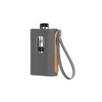 KIT CLOUDFLASK POD 2000MAH 5.5ML ASPIRE mit LederhülleLieferumfang Cloudflask Kit:1 x Cloudflask Akkuträger&nbsp;1 x Ledertülle&nbsp;1 x Cartridge2 x Verdampferkopf1 x O-Ring Set1 x Micro-USB Kabel&nbsp;Mit dem&nbsp;Cloudflask Kit&nbsp;bringt&nbsp;Aspire&nbsp;seine neueste&nbsp;E-Zigarette&nbsp;auf den Markt, die als&nbsp;Pod-System&nbsp;funktioniert.Durch den&nbsp;fest verbauten 2000mAh Akku&nbsp;wird das&nbsp;Kit&nbsp;betrieben und mit einem&nbsp;USB-Kabel Typ-C&nbsp;wieder zügig und effizient geladen. Ein&nbsp;LED-Licht&nbsp;übermittelt zuverlässig wann es Zeit wird einen neuen Ladezyklus zu starten.Die&nbsp;maximale Leistungsausgabe&nbsp;liegt bei netten&nbsp;50 Watt,&nbsp;dabei wird im&nbsp;ungeregelten Bypass-Mode&nbsp;gearbeitet. Für einen&nbsp;sorgenfreien Gebrauch&nbsp;sind alle&nbsp;gängigen Schutzschaltunen&nbsp;inklusive.Die&nbsp;5.5ml Cartridge&nbsp;kann&nbsp;benutzerfreundlich&nbsp;von&nbsp;unten&nbsp;mit Liquid versorgt werden. Der&nbsp;Pod&nbsp;wird mit&nbsp;austauschbaren Verdampferköpfen&nbsp;verwendet. Diese&nbsp;0.25 Ohm Coils&nbsp;&nbsp;liefern einen ausgezeichneten Geschmack und müssen statt geschraubt lediglich nur gesteckt werden, so dass auch der&nbsp;Coil-Wechsel&nbsp;in Windeseile erledigt werden kann.Die&nbsp;hohe Wertigkeit&nbsp;ist nicht zu übersehen, genau wie das das gelungene&nbsp;elegante Design.&nbsp; Die&nbsp;Lederhülle&nbsp;wertet das&nbsp;Cloudflask Kit&nbsp;optisch noch einmal auf, zudem&nbsp;schützt&nbsp;es das&nbsp;Gerät&nbsp;vor unschönen &nbsp;Kratzern, Fingerabdrücken und Schmutz. Die&nbsp;Taschen&nbsp;gibt es in&nbsp;unterschiedlichen Farben,&nbsp;der&nbsp;Cloudflask&nbsp;(92mm x 54mm x 25mm) selber ist im&nbsp;edlem Silber gehalten.9446Aspire17,40&nbsp;CHFsmoke-shop.ch17,40&nbsp;CHF