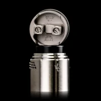 VAPERZ CLOUD TEMPLE 25MM RDA (Selbstwickelverdampfer) vers. FarbenLieferumfang: Capor Cloud Temple 25mm1x Metallkappe - 25 mm Durchmesser1x Acrylkappe - 25 mm DurchmesserSchnell lösbarer Squonk-Pin mit Ersatzschrauben im DeckZwei-Säulen-Baudeck6 mm SaftbrunnenZwei 3 mm X 3 mm PfostenlöcherPassender Acryl-KühlkörperPassender Luftstrom-Diffusor aus AcrylPassender Kammerreduzierer aus AcrylVerriegelung der oberen Kappe und des SchienensystemsErsatzschrauben und O-Ringe9515Vaperz Cloud50,10&nbsp;CHFsmoke-shop.ch50,10&nbsp;CHF