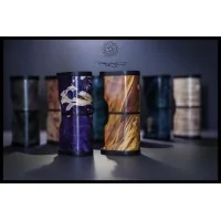 ID 65 n°63 par Polygon Mod MECH BOXI.D. 65 durch Polygon Mod.Mod Vollmeca, 950er Silberlamelle.Schalter abschließbar 1/4 DrehungStabilisiertes Holz.Schalter, obere Kappe und untere Kappe aus Aluminium AU4G 2017 APin 510 federbelastetes KupferJeder Ausweis ist nummeriert und graviert.Beutel aus echtem Leder.Höhe: 745 mmLänge: 37 mmBreite: 24mm vorne, 22mmm hintenFarbe: Abbildung 1 und 29625Polygon Mod - Frankreich229,90&nbsp;CHFsmoke-shop.ch229,90&nbsp;CHF