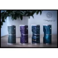 ID 65 n°63 par Polygon Mod MECH BOXI.D. 65 durch Polygon Mod.Mod Vollmeca, 950er Silberlamelle.Schalter abschließbar 1/4 DrehungStabilisiertes Holz.Schalter, obere Kappe und untere Kappe aus Aluminium AU4G 2017 APin 510 federbelastetes KupferJeder Ausweis ist nummeriert und graviert.Beutel aus echtem Leder.Höhe: 745 mmLänge: 37 mmBreite: 24mm vorne, 22mmm hintenFarbe: Abbildung 1 und 29625Polygon Mod - Frankreich229,90&nbsp;CHFsmoke-shop.ch229,90&nbsp;CHF