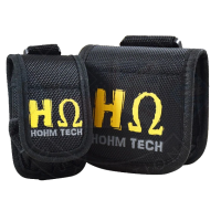 HOHM TECH BATTERY PROTECTIVE CASE - 2 Fach BatteriehalterHohm TechDer Hohm Security Battery Carrier von Hohm Tech ist für die Aufnahme von 18650,20700,21700 Batteriezellen ausgelegt und verfügt entweder über einen Zwei- oder Vierfach-Batteriehalter, die beide mit einem Gürtelclip und einer Schlaufe für einen sicheren Transport und einer Stoßpolstereinlage zur Sicherheit ausgestattet sind.Der Hohm Security ist formschlüssig für 18650,20700,21700 Li-Ion-Zellen und ist für die bequeme Lagerung und den sicheren Transport von Batterien gebaut und ausgelegt. (Batterien sind separat erhältlich)Der Hohm Security-Koffer unterstützt entweder zwei oder vier Zellen und verfügt über ein Klettverschlussdesign für einen sicheren Transport. Mit einem Gürtelclip, einer Gürtelschlaufe, einer Stoßpolstereinlage und einem oberen D-Ring.SpezifikationenZweckbestimmt - Gebaut für bequeme 18650, 20700,&amp; 21700li-ion cell security Gewebtes Poly-Material (zukünftig ausbruchsicher)Formschlüssig für 18650, 20700, &amp; 21700 Zellen (Batterien separat erhältlich)Inhalt des Pakets1xBatterie-Gehäuse für 2 Batterien9712HOHMTech - Batterien5,90 CHFsmoke-shop.ch5,90 CHF