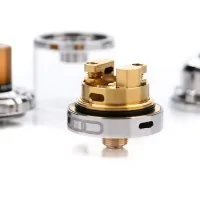 Manta MTL RTA von Advken (Selbstwickelverdampfer)Lieferumfang 1 x Manta MTL RTA1 x Reinigungstuch1 x Ersatzglas1 x Alien Schraubendreher1 x Zubehörtasche Der zur Manta Familie gehörige Manta MTL RTA aus dem Hause Advken präsentiert sich im aufwendig schönen Design mit perfekt gesetzten Details, welche nicht nur ein optisches sindern auch schützendes Highlight bieten.6162Advken Vape15,40 CHFsmoke-shop.ch15,40 CHF