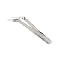 Keramik Pinzette elbow - gebogen vers. Farben - TweezerLieferumfang: 1 x Keramik Pinzette gebogen vers. FarbenPinzette mit einer abgeschrägten Keramik Spitze - ideal zum positionieren der Coils.Die überarbeitete Pinzette ist perfekt zum Nachbearbeiten deiner Coils, oder zum wechseln deiner Watte.Wie alle von uns vertriebenen Coil Master Produkte besticht auch diese Pinzette durch eine ausgezeichnete Qualität, angefangen vom Material, über die Verarbeitung bis hin zur Verpackung.Hergestellt aus 302er Edelstahl und Zirconia Keramik mit einer Temperaturbeständigkeit von bis zu 1300°C und einer Härte größer HRC40°.Als Finish eine matte Oberfläche mit dem Coil Master Schriftzug.5483Smoke-Shop.ch7,90 CHFsmoke-shop.ch7,90 CHF Keramik Pinzette elbow - gebogen vers. Farben - TweezerLieferumfang: 1 x Keramik Pinzette gebogen vers. FarbenPinzette mit einer abgeschrägten Keramik Spitze - ideal zum positionieren der Coils.Die überarbeitete Pinzette ist perfekt zum Nachbearbeiten deiner Coils, oder zum wechseln deiner Watte.Wie alle von uns vertriebenen Coil Master Produkte besticht auch diese Pinzette durch eine ausgezeichnete Qualität, angefangen vom Material, über die Verarbeitung bis hin zur Verpackung.Hergestellt aus 302er Edelstahl und Zirconia Keramik mit einer Temperaturbeständigkeit von bis zu 1300°C und einer Härte größer HRC40°.Als Finish eine matte Oberfläche mit dem Coil Master Schriftzug.5483Smoke-Shop.ch7,90 CHFsmoke-shop.ch7,90 CHF