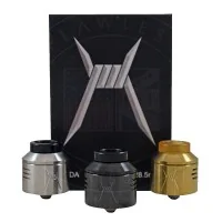 PURGE X RDA BY PURGE MODS 28.5 mm (Selbstwickelverdampfer)Purge X RDA 28.5mm28.5 mm Deckgröße passend für alle unsere früheren PURGE RDA-Kappen! Kommt mit 2 Luftstromhülsen, 1 dreifach geschlitzt und abgewinkelt, für einen weiten offenen Luftstrom und Wolkenproduktion, 1 wabenförmig, für ein eingeschränktes Vape, das die beste Geschmacksproduktion bietet. Einzigartiges Deck im Island-Stil, das einen großen Bauraum mit mehreren Spulenplatzierungsoptionen bietet, und einen großzügigen Raum für Baumwolle, der eine höhere Saftsättigung ermöglicht. 2,75 mm breite Post-Terminals für große Coil-Bauformen. Kann im Doppel- oder Einzelspulenmodus verwendet werden. Das Produkt ist verpackt und schrumpfverpackt, so dass es keine Möglichkeit für vorgewählte Seriennummern gibt. Purge "X" ist ein Postless RDA, das in den USA von Purge Mods entwickelt 10219Purge Mods41,90 CHFsmoke-shop.ch41,90 CHF