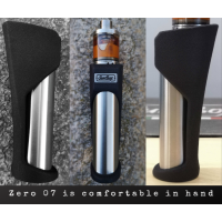 Zero 07 von Sunbox (18650 Tube Box Mod)Die Zero 07 von Sunbox ist ein sehr kleiner 18650 Akkuträger mit einem Bomber Pro Chip von Omegavaper. Die Zero 07 liegt ausserordentlich gut in der Hand und ist komfortable zu bedienen. Das Design ist typisch Sunbox und sehr gut verarbeitet. Features: Bomber Pro Tube, Grösse 18650Bomber Pro Chip von Omegavaper: mechanische Leistungsabgabe mit elektronischem System.Tube aus SS 316Gehäuse aus PA12-NylonGoldkontakteverstellbarer Pin: die Höhe des positiven Pins kann für die beste Luftpositionierung eingestellt werden (Inbusschlüssel im Lieferumfang enthalten)Peak-IsolatorenRTA / RDA bis 24mm510 AnschlussTube kann einfach gewechselt werden für einen neuen Look! 18650 Zero Series Tube kompatibel Hinweis: Bitte installieren Sie einen der mitgelieferten O-Ringe auf dem Catch Cup, um:Kratzer zu vermeidenVermeidung von Verklemmungen am SockelVermeiden Sie gefährlichen hohen Druck auf den Pindie Verdampfer-Base abzudichten und Probleme mit undichten Verdampfern zu vermeidenungenauen Gewinde bei Verdampfern mehr Stabilität zu verleihen10550Sunbox148,00 CHFsmoke-shop.ch148,00 CHF