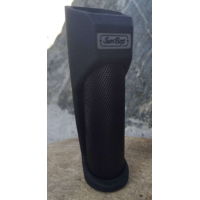 Zero 07 von Sunbox (18650 Tube Box Mod)Die Zero 07 von Sunbox ist ein sehr kleiner 18650 Akkuträger mit einem Bomber Pro Chip von Omegavaper. Die Zero 07 liegt ausserordentlich gut in der Hand und ist komfortable zu bedienen. Das Design ist typisch Sunbox und sehr gut verarbeitet. Features: Bomber Pro Tube, Grösse 18650Bomber Pro Chip von Omegavaper: mechanische Leistungsabgabe mit elektronischem System.Tube aus SS 316Gehäuse aus PA12-NylonGoldkontakteverstellbarer Pin: die Höhe des positiven Pins kann für die beste Luftpositionierung eingestellt werden (Inbusschlüssel im Lieferumfang enthalten)Peak-IsolatorenRTA / RDA bis 24mm510 AnschlussTube kann einfach gewechselt werden für einen neuen Look! 18650 Zero Series Tube kompatibel Hinweis: Bitte installieren Sie einen der mitgelieferten O-Ringe auf dem Catch Cup, um:Kratzer zu vermeidenVermeidung von Verklemmungen am SockelVermeiden Sie gefährlichen hohen Druck auf den Pindie Verdampfer-Base abzudichten und Probleme mit undichten Verdampfern zu vermeidenungenauen Gewinde bei Verdampfern mehr Stabilität zu verleihen10550Sunbox148,00 CHFsmoke-shop.ch148,00 CHF