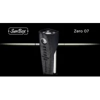 Zero 07 von Sunbox (18650 Tube Box Mod)Die Zero 07 von Sunbox ist ein sehr kleiner 18650 Akkuträger mit einem Bomber Pro Chip von Omegavaper. Die Zero 07 liegt ausserordentlich gut in der Hand und ist komfortable zu bedienen. Das Design ist typisch Sunbox und sehr gut verarbeitet. Features: Bomber Pro Tube, Grösse 18650Bomber Pro Chip von Omegavaper: mechanische Leistungsabgabe mit elektronischem System.Tube aus SS 316Gehäuse aus PA12-NylonGoldkontakteverstellbarer Pin: die Höhe des positiven Pins kann für die beste Luftpositionierung eingestellt werden (Inbusschlüssel im Lieferumfang enthalten)Peak-IsolatorenRTA / RDA bis 24mm510 AnschlussTube kann einfach gewechselt werden für einen neuen Look! 18650 Zero Series Tube kompatibel Hinweis: Bitte installieren Sie einen der mitgelieferten O-Ringe auf dem Catch Cup, um:Kratzer zu vermeidenVermeidung von Verklemmungen am SockelVermeiden Sie gefährlichen hohen Druck auf den Pindie Verdampfer-Base abzudichten und Probleme mit undichten Verdampfern zu vermeidenungenauen Gewinde bei Verdampfern mehr Stabilität zu verleihen10550Sunbox103,60 CHFsmoke-shop.ch103,60 CHF