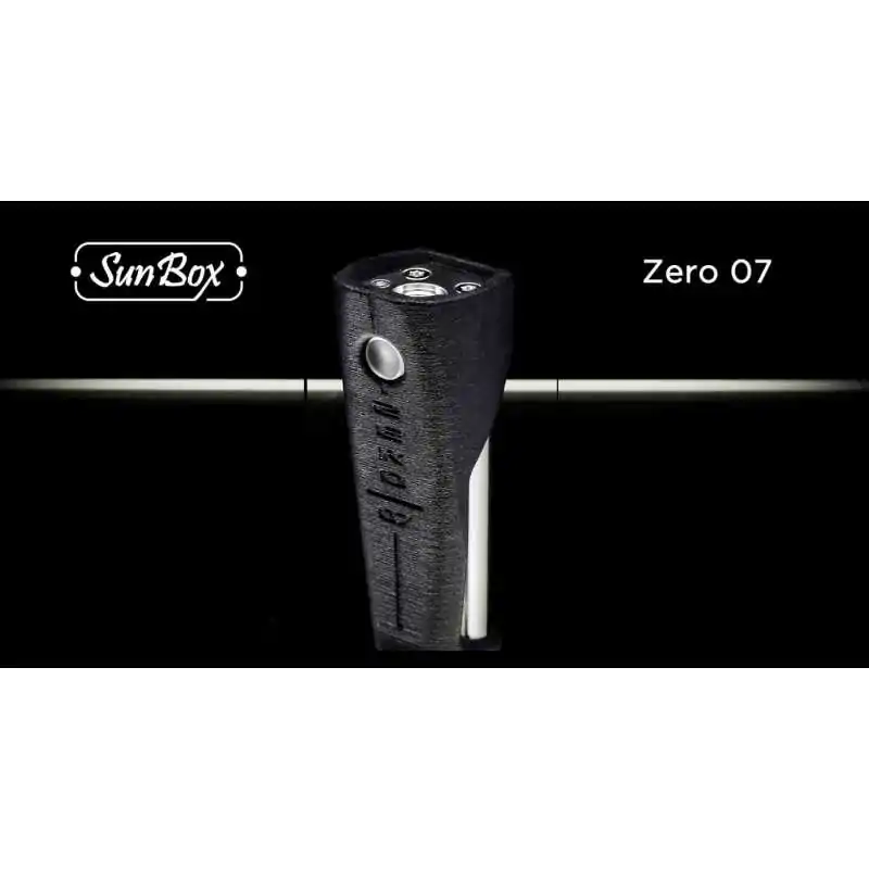 Zero 07 von Sunbox (18650 Tube Box Mod)Die Zero 07 von Sunbox ist ein sehr kleiner 18650 Akkuträger mit einem Bomber Pro Chip von Omegavaper. Die Zero 07 liegt ausserordentlich gut in der Hand und ist komfortable zu bedienen. Das Design ist typisch Sunbox und sehr gut verarbeitet. Features: Bomber Pro Tube, Grösse 18650Bomber Pro Chip von Omegavaper: mechanische Leistungsabgabe mit elektronischem System.Tube aus SS 316Gehäuse aus PA12-NylonGoldkontakteverstellbarer Pin: die Höhe des positiven Pins kann für die beste Luftpositionierung eingestellt werden (Inbusschlüssel im Lieferumfang enthalten)Peak-IsolatorenRTA / RDA bis 24mm510 AnschlussTube kann einfach gewechselt werden für einen neuen Look! 18650 Zero Series Tube kompatibel Hinweis: Bitte installieren Sie einen der mitgelieferten O-Ringe auf dem Catch Cup, um:Kratzer zu vermeidenVermeidung von Verklemmungen am SockelVermeiden Sie gefährlichen hohen Druck auf den Pindie Verdampfer-Base abzudichten und Probleme mit undichten Verdampfern zu vermeidenungenauen Gewinde bei Verdampfern mehr Stabilität zu verleihen10550Sunbox148,00 CHFsmoke-shop.ch148,00 CHF Zero 07 von Sunbox (18650 Tube Box Mod)Die Zero 07 von Sunbox ist ein sehr kleiner 18650 Akkuträger mit einem Bomber Pro Chip von Omegavaper. Die Zero 07 liegt ausserordentlich gut in der Hand und ist komfortable zu bedienen. Das Design ist typisch Sunbox und sehr gut verarbeitet. Features: Bomber Pro Tube, Grösse 18650Bomber Pro Chip von Omegavaper: mechanische Leistungsabgabe mit elektronischem System.Tube aus SS 316Gehäuse aus PA12-NylonGoldkontakteverstellbarer Pin: die Höhe des positiven Pins kann für die beste Luftpositionierung eingestellt werden (Inbusschlüssel im Lieferumfang enthalten)Peak-IsolatorenRTA / RDA bis 24mm510 AnschlussTube kann einfach gewechselt werden für einen neuen Look! 18650 Zero Series Tube kompatibel Hinweis: Bitte installieren Sie einen der mitgelieferten O-Ringe auf dem Catch Cup, um:Kratzer zu vermeidenVermeidung von Verklemmungen am SockelVermeiden Sie gefährlichen hohen Druck auf den Pindie Verdampfer-Base abzudichten und Probleme mit undichten Verdampfern zu vermeidenungenauen Gewinde bei Verdampfern mehr Stabilität zu verleihen10550Sunbox148,00 CHFsmoke-shop.ch148,00 CHF