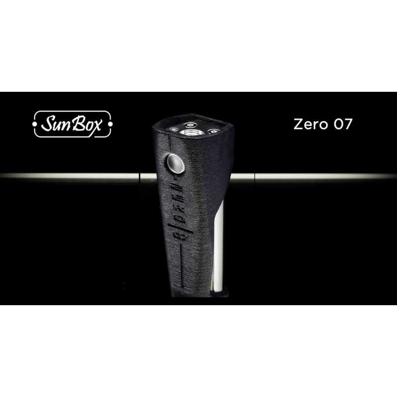 Zero 07 von Sunbox (18650 Tube Box Mod)Die Zero 07 von Sunbox ist ein sehr kleiner 18650 Akkuträger mit einem Bomber Pro Chip von Omegavaper. Die Zero 07 liegt ausserordentlich gut in der Hand und ist komfortable zu bedienen. Das Design ist typisch Sunbox und sehr gut verarbeitet. Features: Bomber Pro Tube, Grösse 18650Bomber Pro Chip von Omegavaper: mechanische Leistungsabgabe mit elektronischem System.Tube aus SS 316Gehäuse aus PA12-NylonGoldkontakteverstellbarer Pin: die Höhe des positiven Pins kann für die beste Luftpositionierung eingestellt werden (Inbusschlüssel im Lieferumfang enthalten)Peak-IsolatorenRTA / RDA bis 24mm510 AnschlussTube kann einfach gewechselt werden für einen neuen Look! 18650 Zero Series Tube kompatibel Hinweis: Bitte installieren Sie einen der mitgelieferten O-Ringe auf dem Catch Cup, um:Kratzer zu vermeidenVermeidung von Verklemmungen am SockelVermeiden Sie gefährlichen hohen Druck auf den Pindie Verdampfer-Base abzudichten und Probleme mit undichten Verdampfern zu vermeidenungenauen Gewinde bei Verdampfern mehr Stabilität zu verleihen10550Sunbox152,00 CHFsmoke-shop.ch152,00 CHF