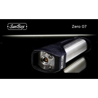 Zero 07 von Sunbox (18650 Tube Box Mod)Die Zero 07 von Sunbox ist ein sehr kleiner 18650 Akkuträger mit einem Bomber Pro Chip von Omegavaper. Die Zero 07 liegt ausserordentlich gut in der Hand und ist komfortable zu bedienen. Das Design ist typisch Sunbox und sehr gut verarbeitet. Features: Bomber Pro Tube, Grösse 18650Bomber Pro Chip von Omegavaper: mechanische Leistungsabgabe mit elektronischem System.Tube aus SS 316Gehäuse aus PA12-NylonGoldkontakteverstellbarer Pin: die Höhe des positiven Pins kann für die beste Luftpositionierung eingestellt werden (Inbusschlüssel im Lieferumfang enthalten)Peak-IsolatorenRTA / RDA bis 24mm510 AnschlussTube kann einfach gewechselt werden für einen neuen Look! 18650 Zero Series Tube kompatibel Hinweis: Bitte installieren Sie einen der mitgelieferten O-Ringe auf dem Catch Cup, um:Kratzer zu vermeidenVermeidung von Verklemmungen am SockelVermeiden Sie gefährlichen hohen Druck auf den Pindie Verdampfer-Base abzudichten und Probleme mit undichten Verdampfern zu vermeidenungenauen Gewinde bei Verdampfern mehr Stabilität zu verleihen10550Sunbox148,00 CHFsmoke-shop.ch148,00 CHF
