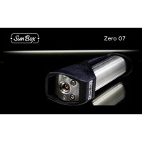 Zero 07 von Sunbox (18650 Tube Box Mod)Die Zero 07 von Sunbox ist ein sehr kleiner 18650 Akkuträger mit einem Bomber Pro Chip von Omegavaper. Die Zero 07 liegt ausserordentlich gut in der Hand und ist komfortable zu bedienen. Das Design ist typisch Sunbox und sehr gut verarbeitet. Features: Bomber Pro Tube, Grösse 18650Bomber Pro Chip von Omegavaper: mechanische Leistungsabgabe mit elektronischem System.Tube aus SS 316Gehäuse aus PA12-NylonGoldkontakteverstellbarer Pin: die Höhe des positiven Pins kann für die beste Luftpositionierung eingestellt werden (Inbusschlüssel im Lieferumfang enthalten)Peak-IsolatorenRTA / RDA bis 24mm510 AnschlussTube kann einfach gewechselt werden für einen neuen Look! 18650 Zero Series Tube kompatibel Hinweis: Bitte installieren Sie einen der mitgelieferten O-Ringe auf dem Catch Cup, um:Kratzer zu vermeidenVermeidung von Verklemmungen am SockelVermeiden Sie gefährlichen hohen Druck auf den Pindie Verdampfer-Base abzudichten und Probleme mit undichten Verdampfern zu vermeidenungenauen Gewinde bei Verdampfern mehr Stabilität zu verleihen10550Sunbox152,00 CHFsmoke-shop.ch152,00 CHF