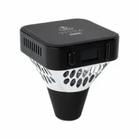 Nilah E-Shisha Kopf von VISHADer Nilah E-Shisha Kopf von VISHADer Nilah E-Shisha Kopf ist dem Design von Wasserpfeifen nachempfunden. Nur funktioniert der Nilah Kopf anstatt mit Kohle, mit zwei oder vier separat erhältlichen 18650 Akkus welche in das Batteriefach gelegt werden. Es wird empfohlen nur Akkus mit mindestens 30 Ampere Entladestrom verwendet werden. Die Nilah E-Shisha verfügt auch über einen Micro USB-Anschluss für Firmware Updates. Akkus können damit nicht aufgeladen werden.Ein Display ist an der Seite angebracht. Alle Parameter werden sehr übersichtlich dargestellt. Über die Bedienknöpfe lassen sich nicht nur Einstellungen, sowie die Lichteinstellungen der LED Leuchten vornehmen, es lässt sich auch die Leistung von 5 bis 218 Watt einstellen.Im Nilah E-Shisha Kopf befindet sich ein 30 ml fassender Tank, der auch bei mehreren Personen für einen langen Shisha Spass sorgt. Befüllt wird der Tank ganz einfach von Unten.Ebenfalls von Unten lässt sich der 0.3 Ohm Coil einsetzten. Dieser bringt bei einer Leistung von 60 bis 100 Watt grosse Wolken und einen sehr intensiven Geschmack. Wer es gerne etwas flexibler mag, kann auch die separat erhältliche RBA Selbstwickeleinheit verwenden.Der elegante Nilah E-Shisha Kopf überzeugt mit seinem Design sowie mit seinem grossen Tankvolumen und dem hervorragenden GeschamckAngetrieben mit zwei oder vier 18650 AkkusIns Batteriefach des Nilah E-Shisha Kopf werden wahlweise zwei oder vier separat erhältliche 18650 Akkus eingelegt. So sind bis zu 218 Watt Spitzenleistung möglich.10624Kangerm E-Shisha160,50 CHFsmoke-shop.ch160,50 CHF