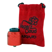 Vaperz Cloud Asgard 30 MM RDA - Satin Red - SelbstwickelverdampferDie Asgard RDA von Vaperz Cloud ist eine halbsteherlose 30 mm RDA mit einem oberen Luftstrom und einer riesigen Saftwanne, die vier einzelne Pfostenlöcher für eine einfache Installation der Spule mit einem schnell lösbaren Quetschstift aufweist. Diese RDA verfügt über 54 Luftstromlöcher, die einen effizienten Luftstrom in das Kammersystem ermöglichen, wodurch der gesamte Geschmack aus dem Saft verdrängt wird und ein wirklich einzigartiges und hochwertiges Vaping-Erlebnis entsteht. 30 mm mit 33 mm Schönheitsring24k vergoldeter positiver Stift und PfostenSchnellverschlussstift mit Ersatzschrauben, die in das Deck eingesetzt sindHalbsäulenloses DeckVier 2,5 mm x 3 mm PfostenlöcherUltem-KühlkörperUltem-Luftstrom-DiffusorUltem-Kammer-ReduziererVerriegelung der oberen Kappe und des SchienensystemsTallboy-Tipp und Shorty-TippErsatzschrauben und O-Ringe8971Vaperz Cloud78,90 CHFsmoke-shop.ch78,90 CHF