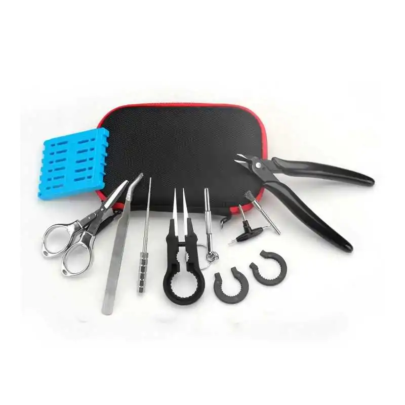 X9 Tool Kit von Coil FatherWickelset: X9 Tool Kit von Coil FatherCoil Father hat mit dem X9 Kit ein Wickelset aus hochwertigen Materialien zusammengestellt. Verpackt wird das Ganze in einem verschliessbaren Stoffetui. Dabei hat das Etui handliche Masse von 155 mm x 115 mm x 55 mm.In diesem Etui findet sich alles, was es zum Selberwickeln braucht. Das X9 Kit umfasst eine Schere, einen Seitenschneider, eine Keramikpinzette, eine rostfreie Pinzette, zwei Schraubenzieher, eine Wickelhilfe, sowie eine Reinigungsbürste und ein Coil Tool.1x Stofftasche1x klappbare Edelstahlschere1x Keramikpinzette1x Edelstahl Pinzette1x Coiltrimmer1x Wickelvorrichtung2x Schraubendreher1x Seitenschneider1x Reinigungsbürste1111417,90&nbsp;CHFsmoke-shop.ch17,90&nbsp;CHF