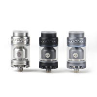 DOVPO X VAPING BOGAN BLOTTO RTA (Selbstwickelverdampfer) 6 ml SilberDOVPO X VAPING BOGAN BLOTTO SINGLE COIL RTA (Selbstwickelverdampfer1 x Blotto Einzelspule RTA1 x Glass Bubble Tube1x PCTG Bubble Tube1x Zubehörtasche1x Benutzerhandbuch1x Flaschenöffner &amp; Coil-MaßDie Vaping Bogan und Dovpo haben sich wieder zusammengetan, um die Blotto überarbeiten, dieses Mal die Schaffung eines einzigen Spule Variante davon, sie haben Kunden-Feedback an Bord genommen und haben die Mängel mit dem Original korrigiert und implementiert diese Korrekturen innerhalb der Blotto Single Coil RTA. Was hat sich also geändert? Abgesehen von der Gesamtgröße, die kleiner ist und jetzt nur 2 Pfostenlöcher im Gegensatz zu 4 aufweist, hat Dovpo die Airflow-Pfosten neu gestaltet und verbessert, indem sie ihnen eine Metallunterstützung hinzugefügt haben, um sie weiter zu stärken, so dass eine größere Kurve an den Pfosten selbst möglich ist, was wiederum den Grad des Luftstroms erhöht, der auf die Spule von 242 auf 272 Grad gerichtet ist, zusätzlicher Luftstrom sorgt für dichtere Wolken und besseren Geschmack. Ein paar mehr Stärkung Projekte haben in der Blotto Single Coil RTA wie die Airflow Control Ring und die Basis gegangen. Der Blotto Single Coil RTA misst nur 23 mm, was bedeutet, dass dies in den meisten Side-by-Side-Mods und auf jedem Gerät passen wird, immer noch mit dem Bottle Cap Stil Topcap, Top-Füllung und einstellbare Luftstrom.Wenn Sie ein Single-Coil-Benutzer sind, und wollen eine echte ein RTA, die standhalten kann, was Sie in der Lage sind, auf sie zu werfen dann die Blotto Single Coil ist die RTA für Sie.11415DOVPO16,80 CHFsmoke-shop.ch16,80 CHF