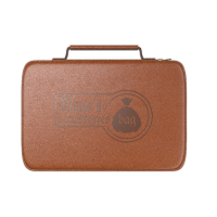Mime's Accessoire Tasche von VapeflyMime's Accessoire Tasche von VapeflyMit der Mime's Accessoire Tasche von Vapefly wurde praktischen und robusten Zubehör-Tasche aus Leder geschaffen, in der alles Vape-Zubehör seinen Platz findet. Mit insgesamt vier Fächern und einem Netz im Deckel hast du alles stets griffbereit und in perfekter Ordnung. Zusätzlich gibts noch ein kleines Leder-Etui dazu, damit Sie auch alle Kleinteil schön zusammen haben. Im einen der vier Fächer findet einen 120ml Liquidflasche Platz, das andere offen Fach kannst du für deine Wickeldrähte nutzen. Die zwei mittleren Fächer lassen sich verschliessen, sie eignen sich für einen Akkuträger oder andere empfindliche Dinge, die sicher verstaut werden müssen. Das Netz im Deckel bietet sich für das Verstauen von Watte an oder auch eine Packung Fertigcoils, wie es auf dem Bild zu erkennen ist.ArtikeltypDampfer-Taschen, ZubehörFarbenBraunMaterialLederHerstellerVapeflyHerkunftDeutschland11481Vapefly17,90 CHFsmoke-shop.ch17,90 CHF
