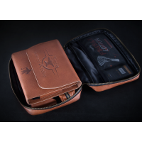 Mime's Accessoire Tasche von VapeflyMime's Accessoire Tasche von VapeflyMit der Mime's Accessoire Tasche von Vapefly wurde praktischen und robusten Zubehör-Tasche aus Leder geschaffen, in der alles Vape-Zubehör seinen Platz findet. Mit insgesamt vier Fächern und einem Netz im Deckel hast du alles stets griffbereit und in perfekter Ordnung. Zusätzlich gibts noch ein kleines Leder-Etui dazu, damit Sie auch alle Kleinteil schön zusammen haben. Im einen der vier Fächer findet einen 120ml Liquidflasche Platz, das andere offen Fach kannst du für deine Wickeldrähte nutzen. Die zwei mittleren Fächer lassen sich verschliessen, sie eignen sich für einen Akkuträger oder andere empfindliche Dinge, die sicher verstaut werden müssen. Das Netz im Deckel bietet sich für das Verstauen von Watte an oder auch eine Packung Fertigcoils, wie es auf dem Bild zu erkennen ist.ArtikeltypDampfer-Taschen, ZubehörFarbenBraunMaterialLederHerstellerVapeflyHerkunftDeutschland11481Vapefly17,90 CHFsmoke-shop.ch17,90 CHF