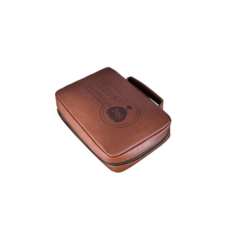 Mime's Accessoire Tasche von VapeflyMime's Accessoire Tasche von VapeflyMit der Mime's Accessoire Tasche von Vapefly wurde praktischen und robusten Zubehör-Tasche aus Leder geschaffen, in der alles Vape-Zubehör seinen Platz findet. Mit insgesamt vier Fächern und einem Netz im Deckel hast du alles stets griffbereit und in perfekter Ordnung. Zusätzlich gibts noch ein kleines Leder-Etui dazu, damit Sie auch alle Kleinteil schön zusammen haben. Im einen der vier Fächer findet einen 120ml Liquidflasche Platz, das andere offen Fach kannst du für deine Wickeldrähte nutzen. Die zwei mittleren Fächer lassen sich verschliessen, sie eignen sich für einen Akkuträger oder andere empfindliche Dinge, die sicher verstaut werden müssen. Das Netz im Deckel bietet sich für das Verstauen von Watte an oder auch eine Packung Fertigcoils, wie es auf dem Bild zu erkennen ist.ArtikeltypDampfer-Taschen, ZubehörFarbenBraunMaterialLederHerstellerVapeflyHerkunftDeutschland11481Vapefly17,90 CHFsmoke-shop.ch17,90 CHF Mime's Accessoire Tasche von VapeflyMime's Accessoire Tasche von VapeflyMit der Mime's Accessoire Tasche von Vapefly wurde praktischen und robusten Zubehör-Tasche aus Leder geschaffen, in der alles Vape-Zubehör seinen Platz findet. Mit insgesamt vier Fächern und einem Netz im Deckel hast du alles stets griffbereit und in perfekter Ordnung. Zusätzlich gibts noch ein kleines Leder-Etui dazu, damit Sie auch alle Kleinteil schön zusammen haben. Im einen der vier Fächer findet einen 120ml Liquidflasche Platz, das andere offen Fach kannst du für deine Wickeldrähte nutzen. Die zwei mittleren Fächer lassen sich verschliessen, sie eignen sich für einen Akkuträger oder andere empfindliche Dinge, die sicher verstaut werden müssen. Das Netz im Deckel bietet sich für das Verstauen von Watte an oder auch eine Packung Fertigcoils, wie es auf dem Bild zu erkennen ist.ArtikeltypDampfer-Taschen, ZubehörFarbenBraunMaterialLederHerstellerVapeflyHerkunftDeutschland11481Vapefly17,90 CHFsmoke-shop.ch17,90 CHF