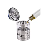 Aromamizer RAGNAR RDTA 18 ml von Steam Crave - SilberLieferumfang1x Steamcrave Aromamizer Ragnar RDTA1x Steamcrave Postless Deck1x Kaminreduzierung1x 18ml Glas1x Ersatzteil1x BedienungsanleitungSteamcrave bringt mit dem Ragnar RDTA den nächsten Riesen auf den Markt. Der Verdampfer hat einen Durchmesser von sagenhaften 35mm und passt damit perfekt auf den hauseigenen Hadron oder PMW Mod. Der Ragnar RDTA hat ein Fassungsvermögen von unglaublichen 18ml und bietet, wie von Steamcrave gewohnt, eine Menge Platz zum Wickeln. Man kann bei dem großzügig gestalteten Deck auch dicke Drähte oder Spezielwicklungen verwenden. Zudem ist der Verdampfer auf einen offenen Zug ausgelegt, was auch von dem 22mm Driptip im Honeycomb Design unterstrichen wird. Damit man auch problemlos das Mesh-Deck (nicht im Lieferumfang enthalten) nutzen kann, liegt ein Adapter bei, der die Kammer dementsprechend verkleinert. Somit hat man auch bei den diversen Verfügbaren Decks freie Auswahl. Somit ist der Steamcrave Aromamizer Ragnar RDTA ein vielseitig einsetzbarer und sehr hochwertig verarbeiteter Verdampfer, der insbesondere auf großen Akkuträgern optisch neue Maßstäbe setzt. Technische DatenMaße: 56,9mm x 35,0mmDrip Tip: 22mm Resin Drip TipDeck: Postless DeckZugverhalten: offenes DTLFüllvolumen: 18mlBefüllung: Topfill-SystemAirflow:  Stufenlos regulierbar 9409steam Crave59,90 CHFsmoke-shop.ch59,90 CHF
