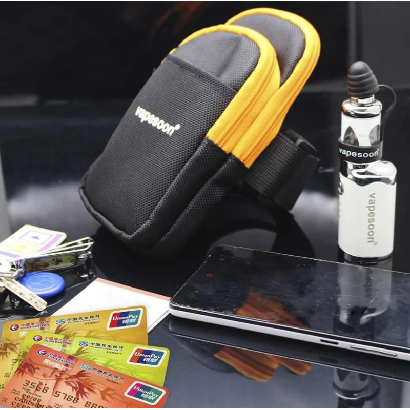 Vapesoon Multifunktionale ArmtascheLieferumfang: Multifunktionale Armtasche von VapesoonMit der modischer Arm-Tasche hast du immer alles dabei für kleine Ausflüge. In der praktischen Aussentasche ist sogar noch Platz für dein Smartphone oder deine Brieftasche und deine E-Dampfe. Verstauen Sie alle Dampf-Utensilien, damit das Wichtigste auf Reisen praktisch griffbereit sind.Mit der modischen Armtasche hast du immer alles dabei für kleine Ausflüge. In der praktischen Aussentasche ist sogar noch Platz für ein Smartphone, eine Brieftasche und ein Dampfer-Set. Verstauen Sie alle Dampf-Utensilien, damit das alle wichtigen Dinge unterwegs jederzeit griffbereit sind.Die unauffällige Tasche mit Reissverschluss hat eine Vorrichtung für das Anbringen an deinem Arm. Sie sitzt fest und ist Ideal fürs Jogging oder sonstige Aktivitäten. Sie hat drei Innentaschen und ist aussen aus wasserabweisender Kunstfaser und innen mit einer resistenten Kunstfaser gefertigt. Die Tasche bietet ausreichen Platz für deine Vaping-Utensilien.Produktfamilie Bags, Lanyards, Holder & Cases12045Fumytech8,10 CHFsmoke-shop.ch8,10 CHF Vapesoon Multifunktionale ArmtascheLieferumfang: Multifunktionale Armtasche von VapesoonMit der modischer Arm-Tasche hast du immer alles dabei für kleine Ausflüge. In der praktischen Aussentasche ist sogar noch Platz für dein Smartphone oder deine Brieftasche und deine E-Dampfe. Verstauen Sie alle Dampf-Utensilien, damit das Wichtigste auf Reisen praktisch griffbereit sind.Mit der modischen Armtasche hast du immer alles dabei für kleine Ausflüge. In der praktischen Aussentasche ist sogar noch Platz für ein Smartphone, eine Brieftasche und ein Dampfer-Set. Verstauen Sie alle Dampf-Utensilien, damit das alle wichtigen Dinge unterwegs jederzeit griffbereit sind.Die unauffällige Tasche mit Reissverschluss hat eine Vorrichtung für das Anbringen an deinem Arm. Sie sitzt fest und ist Ideal fürs Jogging oder sonstige Aktivitäten. Sie hat drei Innentaschen und ist aussen aus wasserabweisender Kunstfaser und innen mit einer resistenten Kunstfaser gefertigt. Die Tasche bietet ausreichen Platz für deine Vaping-Utensilien.Produktfamilie Bags, Lanyards, Holder & Cases12045Fumytech8,10 CHFsmoke-shop.ch8,10 CHF