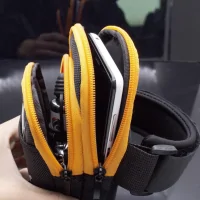 Vapesoon Multifunktionale ArmtascheLieferumfang: Multifunktionale Armtasche von VapesoonMit der modischer Arm-Tasche hast du immer alles dabei für kleine Ausflüge. In der praktischen Aussentasche ist sogar noch Platz für dein Smartphone oder deine Brieftasche und deine E-Dampfe. Verstauen Sie alle Dampf-Utensilien, damit das Wichtigste auf Reisen praktisch griffbereit sind.Mit der modischen Armtasche hast du immer alles dabei für kleine Ausflüge. In der praktischen Aussentasche ist sogar noch Platz für ein Smartphone, eine Brieftasche und ein Dampfer-Set. Verstauen Sie alle Dampf-Utensilien, damit das alle wichtigen Dinge unterwegs jederzeit griffbereit sind.Die unauffällige Tasche mit Reissverschluss hat eine Vorrichtung für das Anbringen an deinem Arm. Sie sitzt fest und ist Ideal fürs Jogging oder sonstige Aktivitäten. Sie hat drei Innentaschen und ist aussen aus wasserabweisender Kunstfaser und innen mit einer resistenten Kunstfaser gefertigt. Die Tasche bietet ausreichen Platz für deine Vaping-Utensilien.Produktfamilie Bags, Lanyards, Holder & Cases12045Fumytech8,10 CHFsmoke-shop.ch8,10 CHF Vapesoon Multifunktionale ArmtascheLieferumfang: Multifunktionale Armtasche von VapesoonMit der modischer Arm-Tasche hast du immer alles dabei für kleine Ausflüge. In der praktischen Aussentasche ist sogar noch Platz für dein Smartphone oder deine Brieftasche und deine E-Dampfe. Verstauen Sie alle Dampf-Utensilien, damit das Wichtigste auf Reisen praktisch griffbereit sind.Mit der modischen Armtasche hast du immer alles dabei für kleine Ausflüge. In der praktischen Aussentasche ist sogar noch Platz für ein Smartphone, eine Brieftasche und ein Dampfer-Set. Verstauen Sie alle Dampf-Utensilien, damit das alle wichtigen Dinge unterwegs jederzeit griffbereit sind.Die unauffällige Tasche mit Reissverschluss hat eine Vorrichtung für das Anbringen an deinem Arm. Sie sitzt fest und ist Ideal fürs Jogging oder sonstige Aktivitäten. Sie hat drei Innentaschen und ist aussen aus wasserabweisender Kunstfaser und innen mit einer resistenten Kunstfaser gefertigt. Die Tasche bietet ausreichen Platz für deine Vaping-Utensilien.Produktfamilie Bags, Lanyards, Holder & Cases12045Fumytech8,10 CHFsmoke-shop.ch8,10 CHF