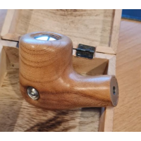 Handmade - 18350 - Mech - Holz E-pipe Pfeife von Dampfeule - Deutschland (Ausstellungstück)Handmade - 18350 - Mech - Holz E-pipe von Dampfeule Mechanisches E-Pipe, die mit 18350-Batterien funktioniert- Ausgangsspannung: 3,7V- Kompatibler Akku: 18350- Durchmesser 25mmAusstellungstück (voll funktionsfähig, wie neu ) ohne Verpackung 12239Smoke-Shop.ch290,00 CHFsmoke-shop.ch290,00 CHF