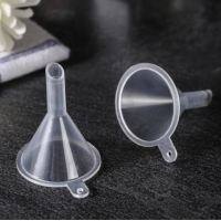 Trichter zum befüllen von 10ml Fläschchen vers. DurchmesserTrichter zum befüllen von 10ml Fläschchengeeignet zum einfüllen von Nikotinshots31 mm breit 39 mm hoch6 mm spitze6246Smoke-Shop.ch1,40 CHFsmoke-shop.ch1,40 CHF