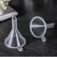 Trichter zum befüllen von 10ml Fläschchen vers. DurchmesserTrichter zum befüllen von 10ml Fläschchengeeignet zum einfüllen von Nikotinshots31 mm breit 39 mm hoch6 mm spitze6246Smoke-Shop.ch1,40 CHFsmoke-shop.ch1,40 CHF Trichter zum befüllen von 10ml Fläschchen vers. DurchmesserTrichter zum befüllen von 10ml Fläschchengeeignet zum einfüllen von Nikotinshots31 mm breit 39 mm hoch6 mm spitze6246Smoke-Shop.ch1,40 CHFsmoke-shop.ch1,40 CHF