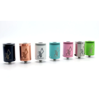 Wotofo Freakshow V1 RDA - Selbstwickelverdampfer - WeissLieferumfang:  1x Freakshow (ohne Drip Tip 510)Die Freakshow RDA-Box enthält:Verpackt in einer schaumstoffgefüllten, runden Aluminiumbox mit einem transparenten Pressfit-Deckel finden Sie folgendes enthalten:1x Freakshow RDA.Ersatz Sechskantschrauben.1x Inbusschlüssel.Ersatz-O-Ringe.Bitte beachten Sie, dass der Freakshow RDA nicht mit einem Drip Tip geliefert wird. Die obere Kappe kann mit allen Standard-510-Drip-Tips und ein Chuff Cap zu diesem RDA passen ist auch separat zu kaufen. 12584Wotofo 3,90 CHFsmoke-shop.ch3,90 CHF