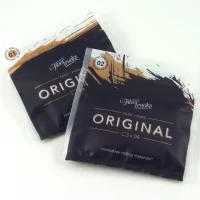 Fiber Freaks Original Pads 1 & 2 (Wickelwatte)Lieferumfang: 1x 4 Fiber Freaks Original PadsFiber Freaks Original Density 02Fiber Freaks Original ist eine Zellulose-Faser aus Frankreich, deren Kapillarwirkung 2 bis 3 mal höher ist als die einer handelsüblichen Watte. Die Fiber Freaks Faser ist geschmacksneutral und besonders lange haltbar.Density 2 ist eine dickere und festere Version. Sie wird mit Hilfe von einer Schere zu Bändchen zerschnitten und erlaubt somit eine präzisere Dosierung des Dochts. Sie passt zu jedem Verdampfer und ist besonders saugfähig.Verpackung: Beutel mit wiederverschließbarer ÖffnungVerpackungsgröße: 110mm x 110mmInhalt: 4 Pads12634Fiber Freaks - Premium Wickelwatte2,50 CHFsmoke-shop.ch2,50 CHF
