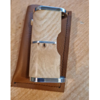 ID 65 n°63 par Polygon Mod MECH BOXI.D. 65 durch Polygon Mod.Mod Vollmeca, 950er Silberlamelle.Schalter abschließbar 1/4 DrehungStabilisiertes Holz.Schalter, obere Kappe und untere Kappe aus Aluminium AU4G 2017 APin 510 federbelastetes KupferJeder Ausweis ist nummeriert und graviert.Beutel aus echtem Leder.Höhe: 745 mmLänge: 37 mmBreite: 24mm vorne, 22mmm hintenFarbe: Abbildung 1 und 29625Polygon Mod - Frankreich229,90 CHFsmoke-shop.ch229,90 CHF