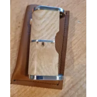 ID 65 n°63 par Polygon Mod MECH BOXI.D. 65 durch Polygon Mod.Mod Vollmeca, 950er Silberlamelle.Schalter abschließbar 1/4 DrehungStabilisiertes Holz.Schalter, obere Kappe und untere Kappe aus Aluminium AU4G 2017 APin 510 federbelastetes KupferJeder Ausweis ist nummeriert und graviert.Beutel aus echtem Leder.Höhe: 745 mmLänge: 37 mmBreite: 24mm vorne, 22mmm hintenFarbe: Abbildung 1 und 29625Polygon Mod - Frankreich160,90 CHFsmoke-shop.ch160,90 CHF