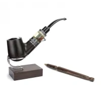 Epipe Bent 18350 Wengé Limited Edition - CréavapAnlässlich seines 10-jährigen Bestehens verwöhnt uns Créavap mit dieser limitierten Sonderedition in Zusammenarbeit mit dem Handwerker Milignum.Wenge ist ein exotisches Holz aus Afrika, das sehr langlebig ist und große ästhetische Qualitäten hat.Mechanische E-Pfeife, die mit einer 18350-Batterie funktioniert (nicht im Lieferumfang enthalten).Die Bent 18350 epipe ist kompatibel mit allen Zerstäubern mit einem maximalen Durchmesser von 22mm.Zerstäuber nicht enthalten.Für diese Sonderausgabe, eine Unterstützung und ein Stift in Wenge sind zusätzlich zu den Stem Saddle 3" enthalten.Lieferumfang: Ohne Ständer und ohne Verdampfer (Bild dient zu Illustrationszwecken) Ständer kann separat gekauft werden13812Creavap E-Pipes189,90 CHFsmoke-shop.ch189,90 CHF