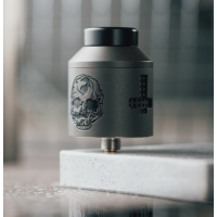 Deathwish Modz ReGenesis RDA - vers. Farben - SelbstwickelverdampferDeathwish Modz ReGenesis RDA - Blade Grey - SelbstwickelverdampferDie Deathwish ReGenesis RDA von Deathwish Modz verfügt über ein einzigartiges 2 Post-Design mit Inverted crucifix Beiträge, die nicht nur gut aussehen, sondern auch einen funktionalen Zweck dienen. Diese Pfosten sorgen für eine konsistente Dochtwirkung, indem sie den Saftfluss auf die Baumwolle lenken. Der RDA hat auch Squonk-Ports an der Basis für die Verwendung im Squonk-Modus mit dem mitgelieferten Squonk-Pin. Eine perfekte Ergänzung für die ReGenesis mech mod.Die Deathwish ReGenesis RDA ist 28mm und kann Spule baut mit bis zu 4mm ID Coils, so dass Sie viel Platz, um mit verschiedenen Builds für maximalen Geschmack und Dampfproduktion zu experimentieren. Die erhöhten Pfosten sitzen auf einer einzigartigen Kuppel mit einem Graben, der einen erhöhten Saftfluss ermöglicht, so dass Ihre Baumwolle getränkt bleibt und die gefürchteten trockenen Treffer minimiert werden. Mit der einstellbaren gestuften und gerichteten Luftströmung können Sie Ihren Aiflow perfekt ausrichten und fixieren! Dies gibt Ihnen eine optimale Luftströmung für Ihre bevorzugte vape. Der ReGenesis RDA kommt auch mit einem abnehmbaren Ultem-Kondensator, der die Kammergröße reduziert, ohne den Luftstrom zu beeinträchtigen. Dies sorgt für eine hervorragende Geschmacksproduktion und in Kombination mit den Airflow-Optionen können Sie die Feinabstimmung der RDA, um genau, wie Sie benötigen, durchzuführen.14082Deathwish Modz55,90 CHFsmoke-shop.ch55,90 CHF