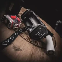 Kit Ethos Boro + Ethos Boro Tank - Across Vape x Dovpo (Boro Box) 2x 18650Der Ethos ist ein Mod mit unglaublicher Leistung, der alle Nutzer von Boro-Tanks zufriedenstellen wird.Arbeitet mit zwei 18650 Batterien (nicht enthalten) und lädt über USB-C.Maximale Leistung von 100 Watt.Phänomenale Kapazität von 7ml.Refill von der Vorderseite des Tanks.Kompatibel mit AVC Coils (0.3, 0.6, 0.8ohm) von Across Vape sowie PnP und GTX Coils.Die Möglichkeit, ein RBA-Deck mit dem Ethos-Tank zu verwenden.Schönes informatives 0,49" OLED-Display.14206DOVPO124,90 CHFsmoke-shop.ch124,90 CHF Kit Ethos Boro + Ethos Boro Tank - Across Vape x Dovpo (Boro Box) 2x 18650Der Ethos ist ein Mod mit unglaublicher Leistung, der alle Nutzer von Boro-Tanks zufriedenstellen wird.Arbeitet mit zwei 18650 Batterien (nicht enthalten) und lädt über USB-C.Maximale Leistung von 100 Watt.Phänomenale Kapazität von 7ml.Refill von der Vorderseite des Tanks.Kompatibel mit AVC Coils (0.3, 0.6, 0.8ohm) von Across Vape sowie PnP und GTX Coils.Die Möglichkeit, ein RBA-Deck mit dem Ethos-Tank zu verwenden.Schönes informatives 0,49" OLED-Display.14206DOVPO124,90 CHFsmoke-shop.ch124,90 CHF