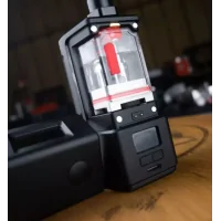 Kit Ethos Boro + Ethos Boro Tank - Across Vape x Dovpo (Boro Box) 2x 18650Der Ethos ist ein Mod mit unglaublicher Leistung, der alle Nutzer von Boro-Tanks zufriedenstellen wird.Arbeitet mit zwei 18650 Batterien (nicht enthalten) und lädt über USB-C.Maximale Leistung von 100 Watt.Phänomenale Kapazität von 7ml.Refill von der Vorderseite des Tanks.Kompatibel mit AVC Coils (0.3, 0.6, 0.8ohm) von Across Vape sowie PnP und GTX Coils.Die Möglichkeit, ein RBA-Deck mit dem Ethos-Tank zu verwenden.Schönes informatives 0,49" OLED-Display.14206DOVPO124,90 CHFsmoke-shop.ch124,90 CHF Kit Ethos Boro + Ethos Boro Tank - Across Vape x Dovpo (Boro Box) 2x 18650Der Ethos ist ein Mod mit unglaublicher Leistung, der alle Nutzer von Boro-Tanks zufriedenstellen wird.Arbeitet mit zwei 18650 Batterien (nicht enthalten) und lädt über USB-C.Maximale Leistung von 100 Watt.Phänomenale Kapazität von 7ml.Refill von der Vorderseite des Tanks.Kompatibel mit AVC Coils (0.3, 0.6, 0.8ohm) von Across Vape sowie PnP und GTX Coils.Die Möglichkeit, ein RBA-Deck mit dem Ethos-Tank zu verwenden.Schönes informatives 0,49" OLED-Display.14206DOVPO124,90 CHFsmoke-shop.ch124,90 CHF