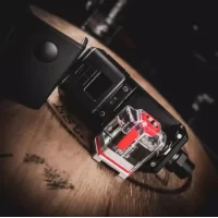 Kit Ethos Boro + Ethos Boro Tank - Across Vape x Dovpo (Boro Box) 2x 18650Der Ethos ist ein Mod mit unglaublicher Leistung, der alle Nutzer von Boro-Tanks zufriedenstellen wird.Arbeitet mit zwei 18650 Batterien (nicht enthalten) und lädt über USB-C.Maximale Leistung von 100 Watt.Phänomenale Kapazität von 7ml.Refill von der Vorderseite des Tanks.Kompatibel mit AVC Coils (0.3, 0.6, 0.8ohm) von Across Vape sowie PnP und GTX Coils.Die Möglichkeit, ein RBA-Deck mit dem Ethos-Tank zu verwenden.Schönes informatives 0,49" OLED-Display.14206DOVPO124,90 CHFsmoke-shop.ch124,90 CHF Kit Ethos Boro + Ethos Boro Tank - Across Vape x Dovpo (Boro Box) 2x 18650Der Ethos ist ein Mod mit unglaublicher Leistung, der alle Nutzer von Boro-Tanks zufriedenstellen wird.Arbeitet mit zwei 18650 Batterien (nicht enthalten) und lädt über USB-C.Maximale Leistung von 100 Watt.Phänomenale Kapazität von 7ml.Refill von der Vorderseite des Tanks.Kompatibel mit AVC Coils (0.3, 0.6, 0.8ohm) von Across Vape sowie PnP und GTX Coils.Die Möglichkeit, ein RBA-Deck mit dem Ethos-Tank zu verwenden.Schönes informatives 0,49" OLED-Display.14206DOVPO124,90 CHFsmoke-shop.ch124,90 CHF