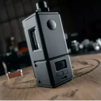 Kit Ethos Boro + Ethos Boro Tank - Across Vape x Dovpo (Boro Box) 2x 18650Der Ethos ist ein Mod mit unglaublicher Leistung, der alle Nutzer von Boro-Tanks zufriedenstellen wird.Arbeitet mit zwei 18650 Batterien (nicht enthalten) und lädt über USB-C.Maximale Leistung von 100 Watt.Phänomenale Kapazität von 7ml.Refill von der Vorderseite des Tanks.Kompatibel mit AVC Coils (0.3, 0.6, 0.8ohm) von Across Vape sowie PnP und GTX Coils.Die Möglichkeit, ein RBA-Deck mit dem Ethos-Tank zu verwenden.Schönes informatives 0,49" OLED-Display.14206DOVPO124,90 CHFsmoke-shop.ch124,90 CHF Kit Ethos Boro + Ethos Boro Tank - Across Vape x Dovpo (Boro Box) 2x 18650Der Ethos ist ein Mod mit unglaublicher Leistung, der alle Nutzer von Boro-Tanks zufriedenstellen wird.Arbeitet mit zwei 18650 Batterien (nicht enthalten) und lädt über USB-C.Maximale Leistung von 100 Watt.Phänomenale Kapazität von 7ml.Refill von der Vorderseite des Tanks.Kompatibel mit AVC Coils (0.3, 0.6, 0.8ohm) von Across Vape sowie PnP und GTX Coils.Die Möglichkeit, ein RBA-Deck mit dem Ethos-Tank zu verwenden.Schönes informatives 0,49" OLED-Display.14206DOVPO124,90 CHFsmoke-shop.ch124,90 CHF