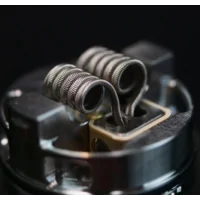 Vaperz Cloud Osiris RTA 30 mm (Selbstwickelverdampfer)Lieferumfang:Vaperz Cloud Osiris RTA 30 mm (Selbstwickelverdampfer)Die Osiris RTA ist die neueste Dual Coil 25mm (Mini) oder 30mm RTA, um die Vaperz Cloud Linie von Hardware beitreten! Das Deck bringt vier 2,5 mm x 2,0 mm einzelne Pfostenlöcher für einfache Spule Installation mit vier inidividual Docht Ports für hohe Wattzahl vaping! Mit der Einführung der ''Full Flow'' Saftflusskontrolle gibt der Osiris dem Benutzer die Möglichkeit, den Saftfluss individuell zu steuern, indem er das Deck mit dem inneren Barrel verriegelt und so den vollen Bewegungsspielraum beim Schließen des Saftflusses hat, ohne dass die Gefahr besteht, dass er sich löst. Dies ist perfekt für Reisezwecke oder für die Anpassung des Dochtstroms je nach Wattzahl oder Flüssigkeit, die Sie verwenden. Mit seiner einzigartigen Bottom-Shoot-Luftströmung verfehlt der Osiris seine Wirkung nicht, sowohl was den Geschmack als auch die Dampfproduktion angeht. Wenn Sie für hohe Wattleistung Wolken oder intesnse mittleren Wattleistung Geschmack suchen - die Osiris ist die RTA für Sie!SPEZIFIKATIONEN30mm Außendurchmesser oder 25mm Außendurchmesser (Mini)36,75mm Höhe oder 35,5mm Höhe (Mini)Quick Release Top Cap - Vierteldrehung ein/ausPostless Dual Coil Build DeckShoot-System Luftstrom von untenFull Flow"-Verriegelungssystem Saftkontrolle22-Loch oder 18-Loch (Mini) geschlitzter, diffuser Luftstromeinlass14233Vaperz Cloud55,00 CHFsmoke-shop.ch55,00 CHF
